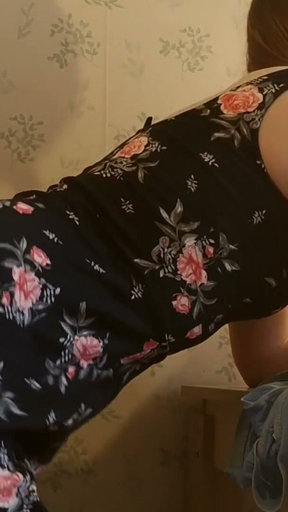 Ayudé a mi marido en la cocina con fruta. Me follé con una pera enorme delante de mi marido mientras él… | Clip 1