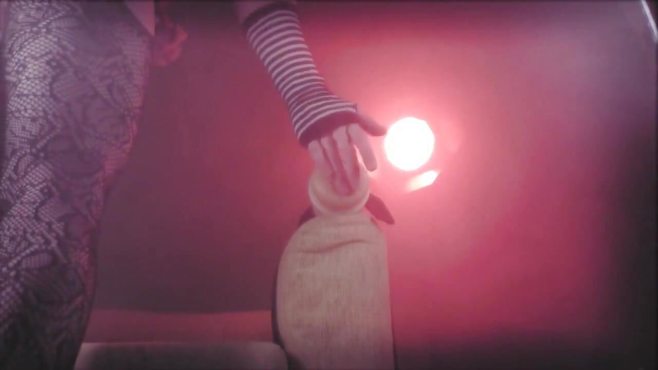 Napaljena trans žena jebe dildo