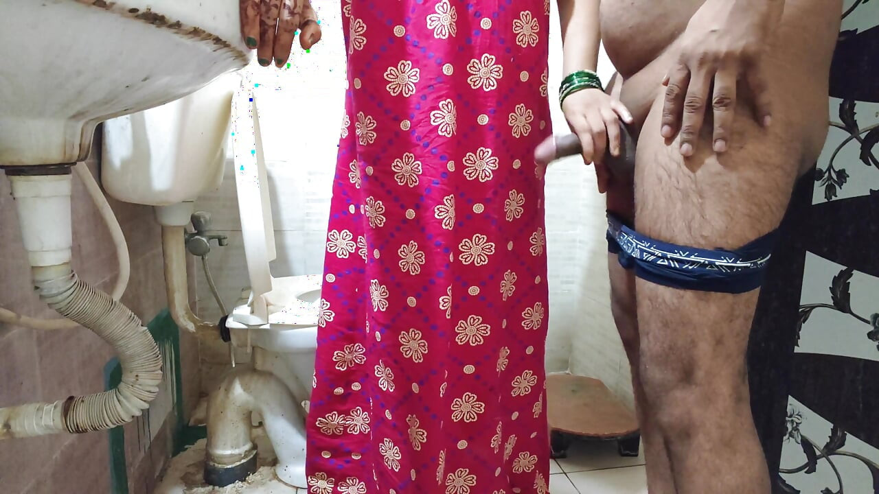 Bhabhi Ko Bathroom Me Jakar Toilet Karte Samay Choda