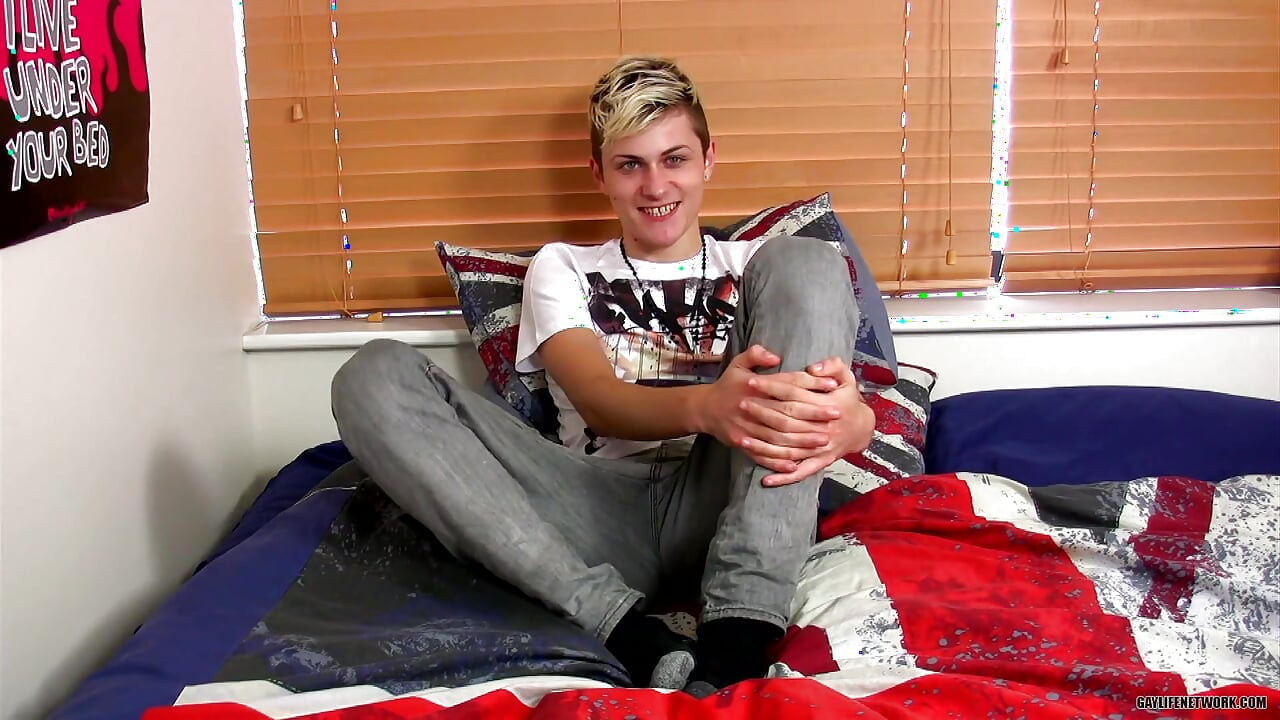 Wanking with Smooth Skylar