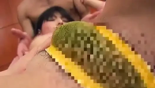 Japanische MILF kann zwei schwänze gleichzeitig behandeln