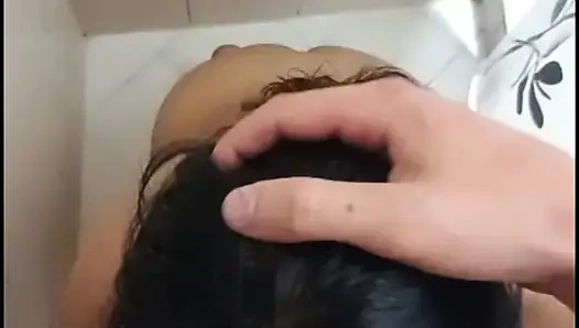 Mandi emas di kamar mandi sambil bersenang-senang dengan sahabatku