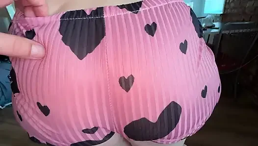 Büyük memeli olgun orta yaşlı seksi kadın anal seks için büyük götüne sert bir yarak sokuyor