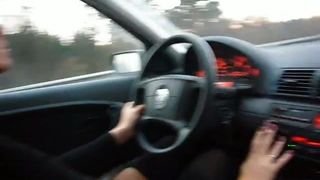 Hete milf rookt in de auto