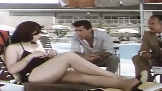 Un Égyptien filme une femme révélant ses charmes à la piscine
