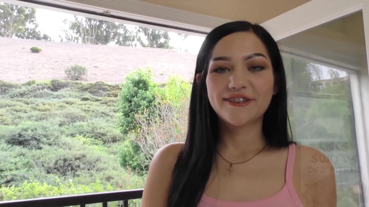 Karly Baker üvey babalarının her damlasını yakalamak için uzanıyor