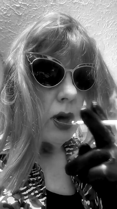 SMOKING VS120 MENTHOLS IN THE BATHROOM - PINK WIG, BLACK GLOVES