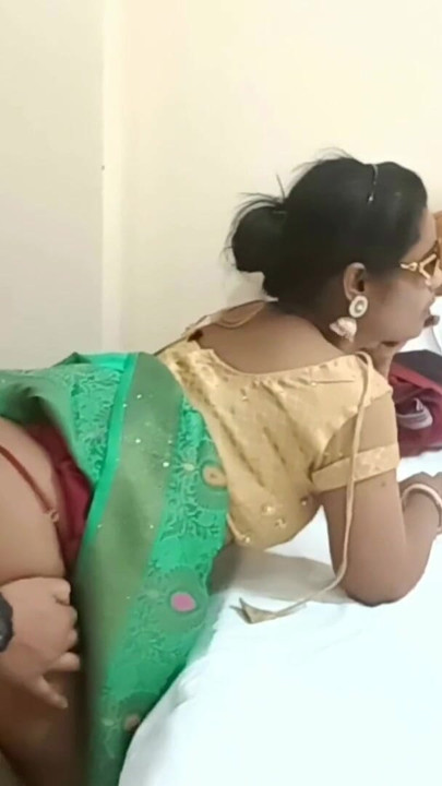 Indische unschuldige bhabhi-blowjobs und gefickte muschi in Sari | Clip 2