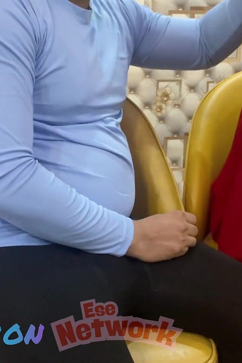 Hintli güzel evli kadın üniversiteli arkadaşı tarafından sikiliyor