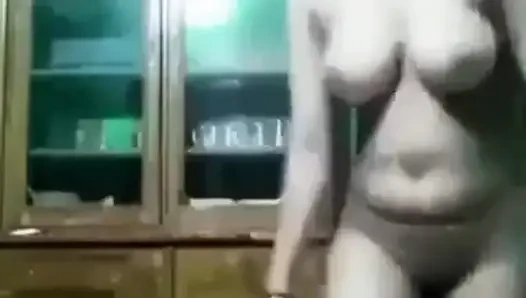 Deshi mädchen wechselt sari und zeigt möpse