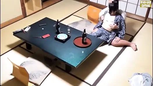 Соблазнение после работы горячего источника обслуживающего лица, захваченного в приватной комнате сессии - сцена.1