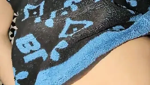 Zieh dein höschen aus!! Mein schwanz ist hart