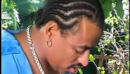 Ateşli zenci kaltak açık havada götünü siktiriyor