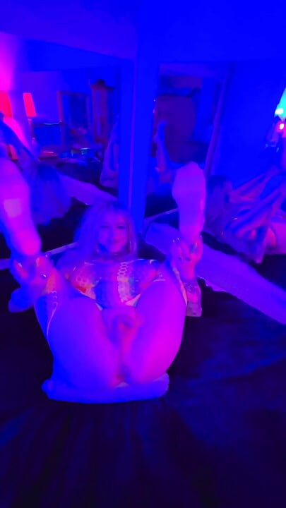 69 dalam bodystocking neon POV doggy creampie dengan TS Diana Deelight dalam stoking.