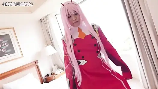 Yırtık siyah taytlı kalın tatlı kız beni her ateşli hareketle daha derine çektiğinde cosplay acele modu.