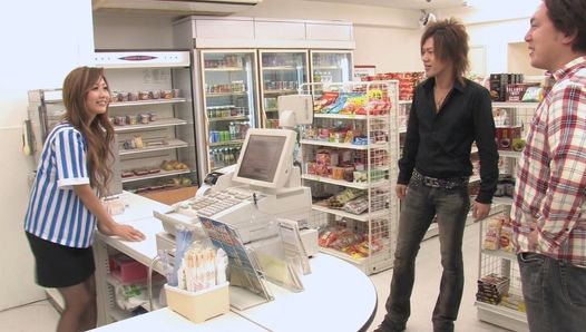 Piękna japońska sprzedawca w sklepie zostaje zerżnięta przez 3 klientów w godzinach otwarcia