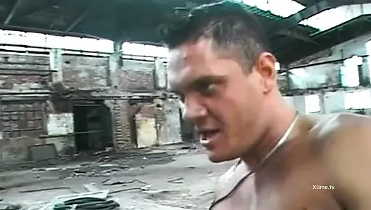 Dilating arschloch eines sexy rasierten mädchens im fetischkleid