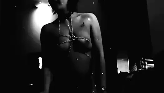 Menggoda dan memikat