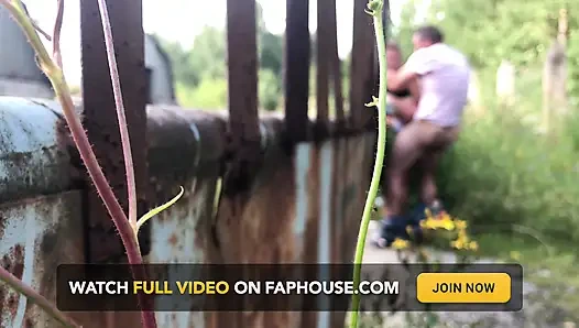 Betapa saya mencintai musim panas untuk kesempatan bercinta di semak-semak