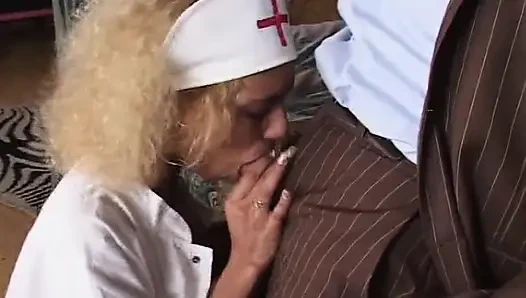 Чернокожую медсестру из Франции трахнули в ее тугую задницу