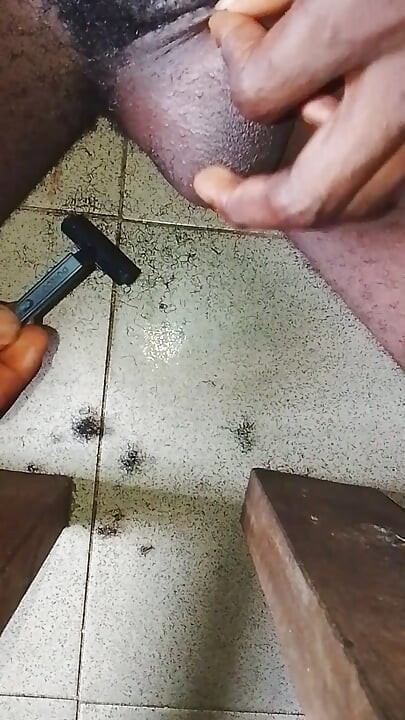 EU PRECISAVA DE UM POUCO DE BUCETA E RASPAR MEU BBC PELUDO.