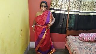 穿着红色纱丽服的印度妈妈展示她多汁的阴户