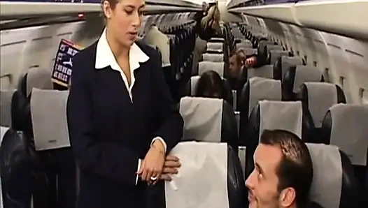 Сексуальная стюардесса скачет на члене пассажира после полета