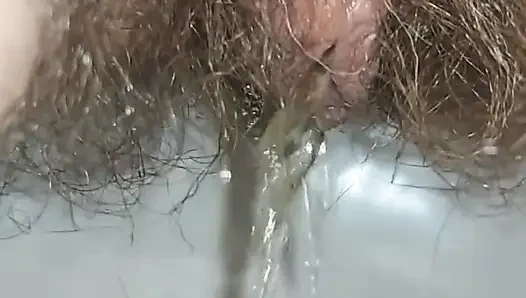 Close-up saya buang air kecil di toilet