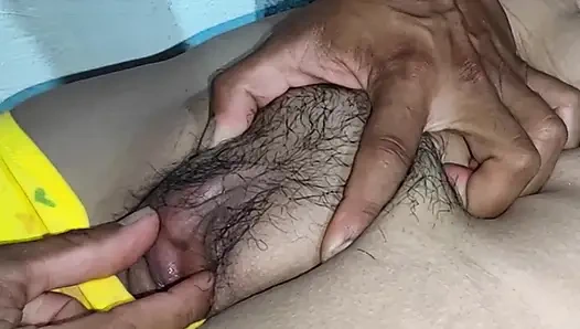 I'm a virgin! Oh yes, that's so good! Slowly penetrate my pussy in this Tamil Indian video.