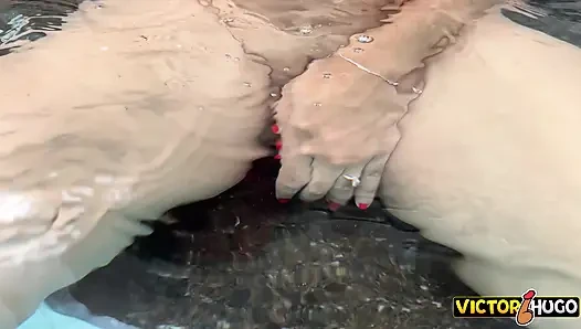 Evli kadın yarak üzerinde oturmadan önce havuzda gösteriş yapıyor