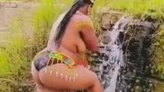 Sul-africano em topless com enormes chuveiros de bunda na cachoeira