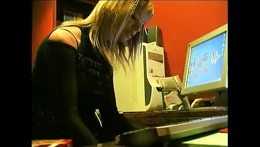 Schöne amateur-MILfs mit dicken titten masturbieren ihre muschi mit fingern und dildos