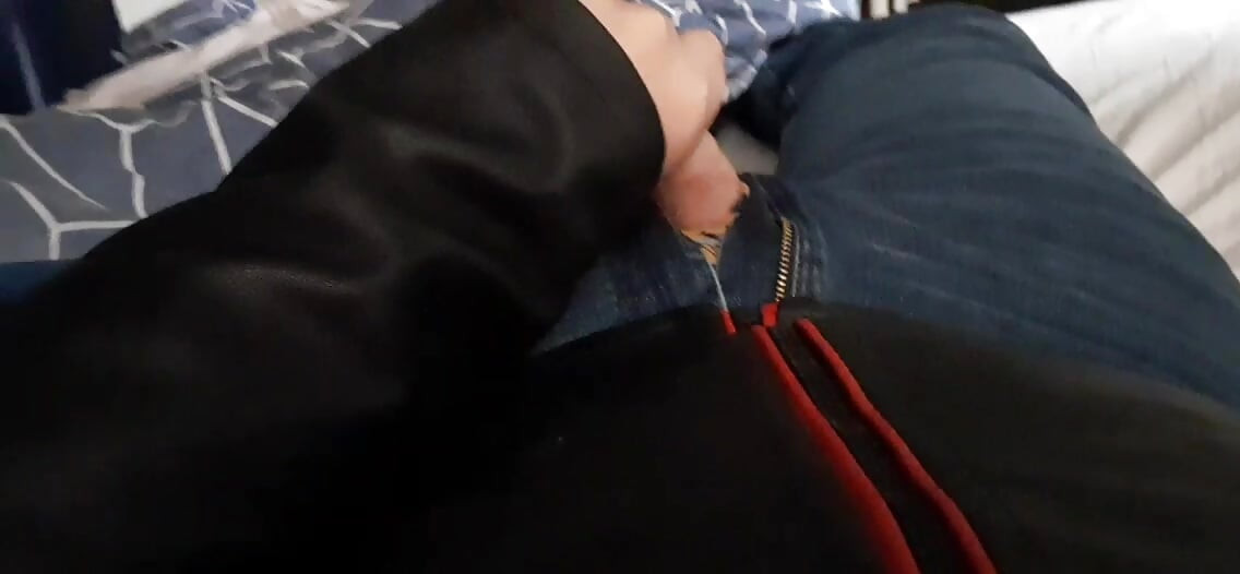 新しいバイカージャケットで手を動かし、エッジングする