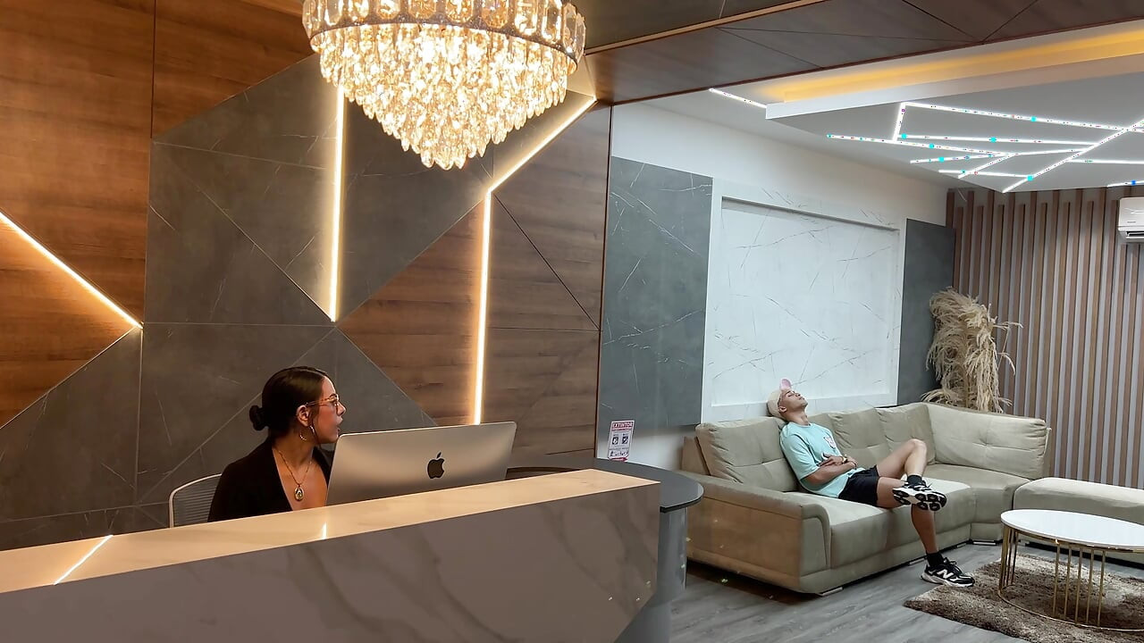 Secretaria milf latina folla la polla del hijastro de su jefe en la oficina — ¡se corre por toda su cara!