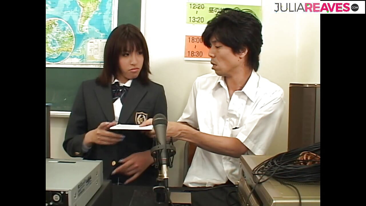 Fată sexy suge pule, apoi le călărește până la ejaculare în gură