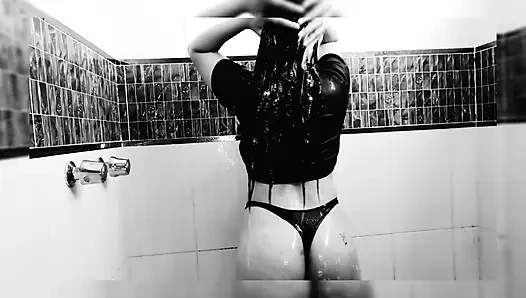 Aku nakal di kamar mandi
