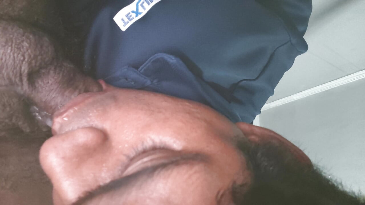 Namorado chupando pau no quarto