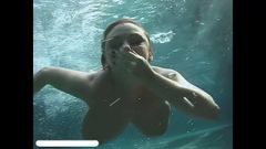 Schwimmen mit Autumn Jade und ihren riesigen Titten, auf 4k hochskaliert