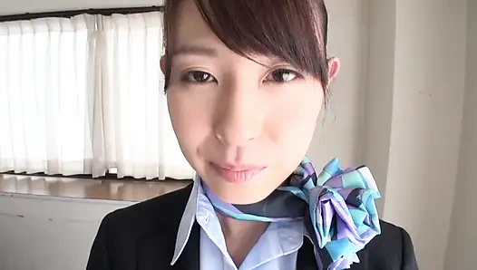 Olgun bir adam ve kabin görevlisi