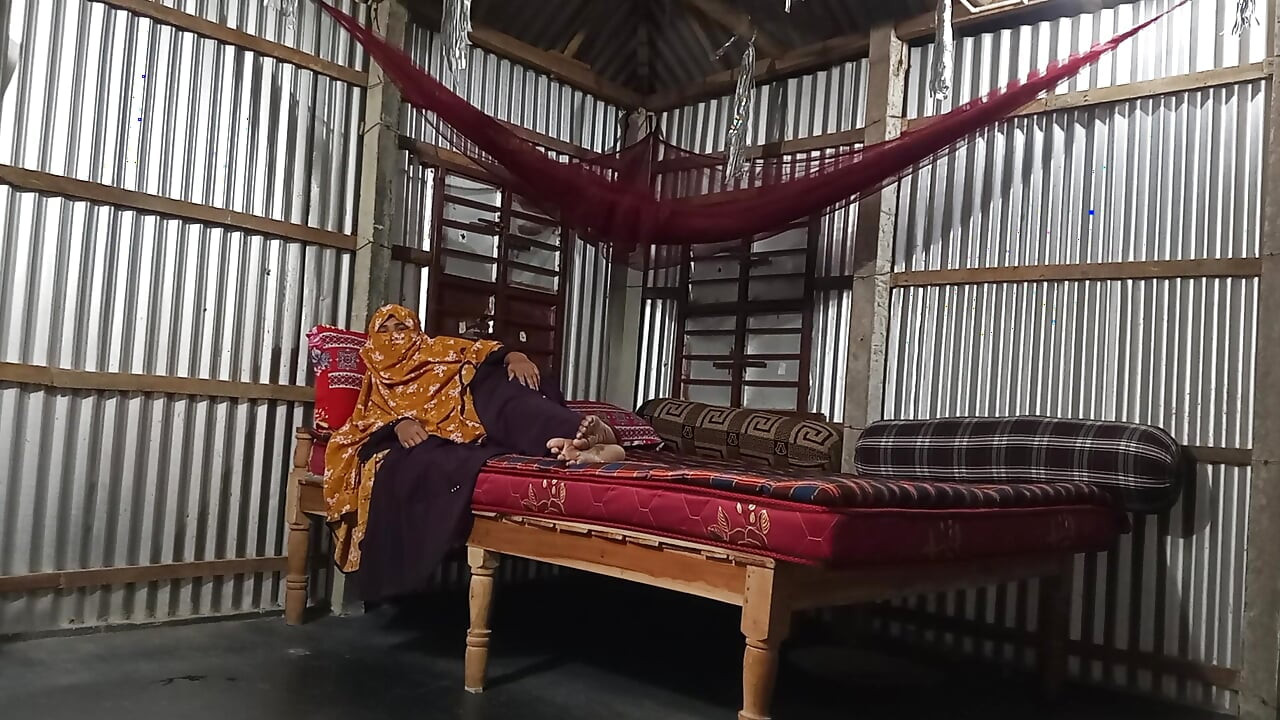 Meio-vizinho com vila em casa