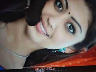 Pranitha mooi gezicht wrijven navel spuwende olieachtige zwarte coc