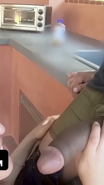 Teamskeet - seksowna duża dupa Sophia Leone jest pod wrażeniem tego, jak duże jest mięso jej nowego chłopca | Klip 1
