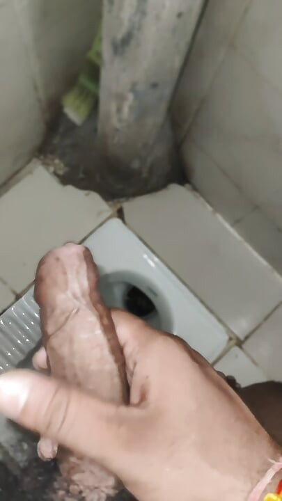 Indický chlapec masturbuje v koupelně