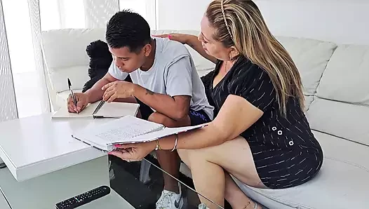 Eu ajudo meu enteado com o dever de casa, seu pau me distrai e eu acabo chupando-o