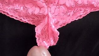 Éjaculation sur la culotte rose de sa femme