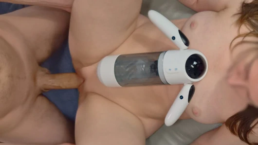 Моя сводная сестра трахает меня новой игрушкой и доставляет мне так много удовольствия!