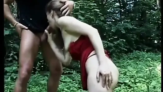 Azgın sürtük genç kız yarak emiyor ve dışarıda yutuyor