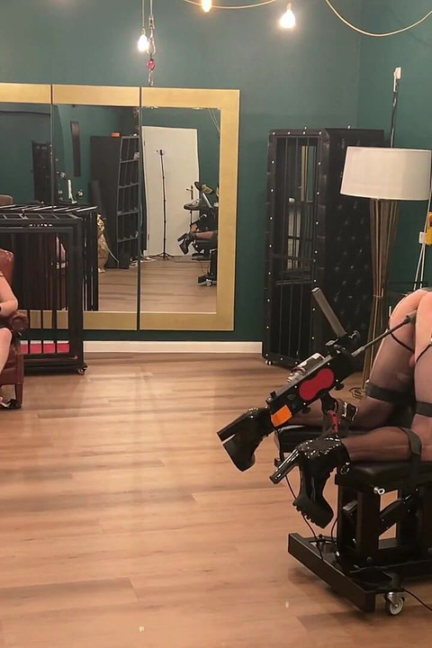 Sesi dubur tegar Fetish Lofts dengan hamba TV bahagian 4-4