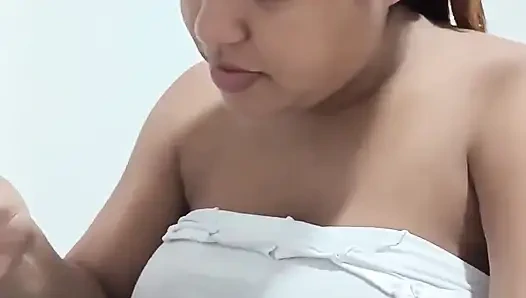 Aku lagi asik masturbasi sambil dientot sama istriku