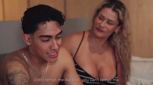 Üvey anne film izlerken üvey oğlunun ereksiyonunu fark ediyor - büyük götlü ve büyük memeli orta yaşlı seksi kadın